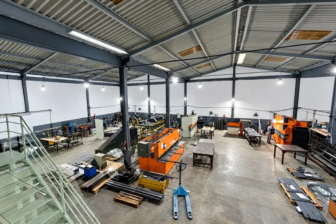 Interior da fábrica da Vital em Pinhais, com dobradeira CNC em operação